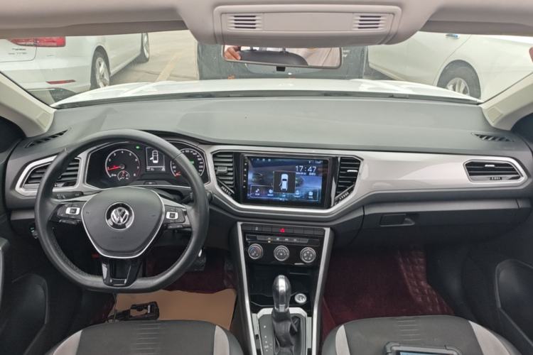 Used Volkswagen T-ROC 2018 230TSI DSG Two-Wheel Drive Advanced Version China VI Standard Center Console