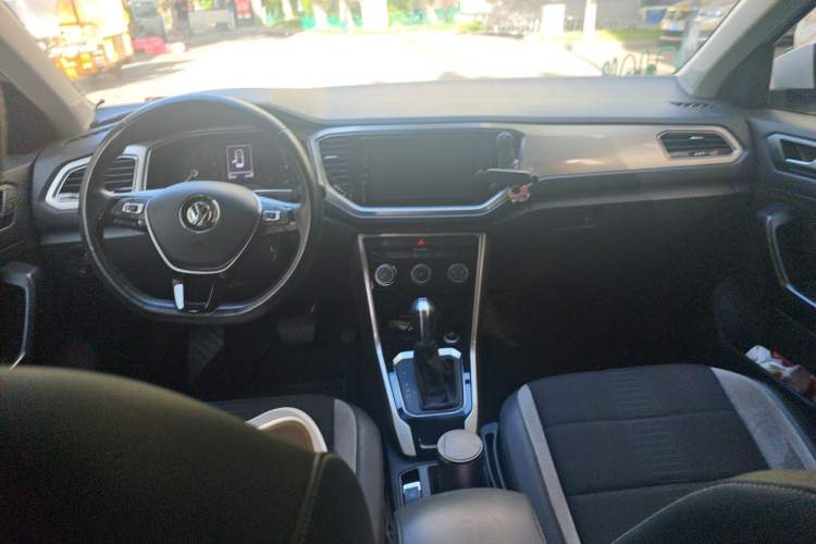 Used Volkswagen T-ROC 2018 230TSI DSG Two-Wheel Drive Advanced Version China V Standard Center Console
