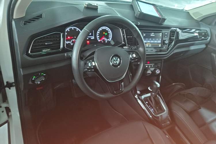 Used Volkswagen T-ROC 2018 280TSI DSG Two-Wheel Drive Comfort Version China VI Standard Center Console