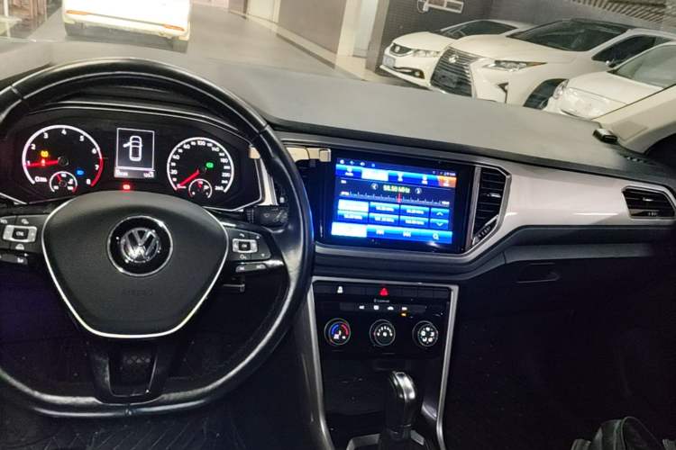 Used Volkswagen T-ROC 2018 280TSI DSG Two-Wheel-Drive Advanced Version China VI Standard Center Console