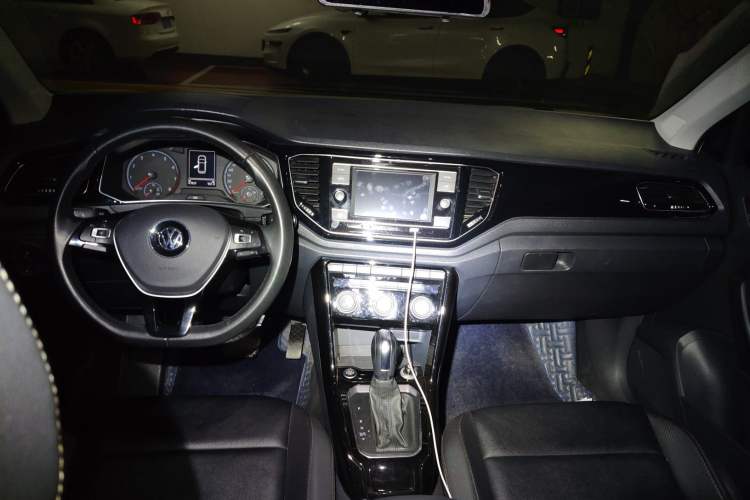 Used Volkswagen T-ROC 2018 280TSI DSG Two-Wheel Drive Comfort Version China VI Standard Center Console
