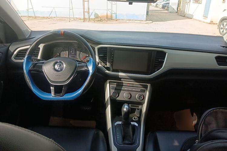 Used Volkswagen T-ROC 2018 230TSI DSG Two-Wheel-Drive Fashion Edition China VI Standard Center Console