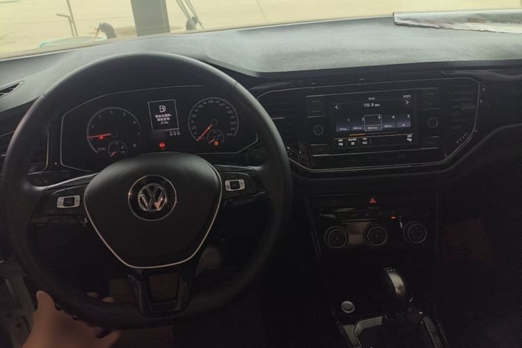 Used Volkswagen T-ROC 2018 280TSI DSG Two-Wheel Drive Comfort Version China VI Standard Center Console