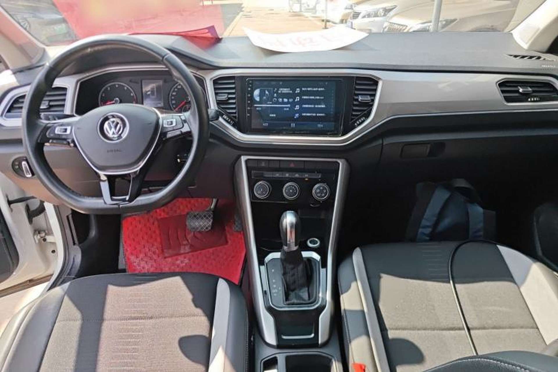Used Volkswagen T-ROC 2018 280TSI DSG Two-Wheel Drive Advanced Version China V Emission Standard Center Console
