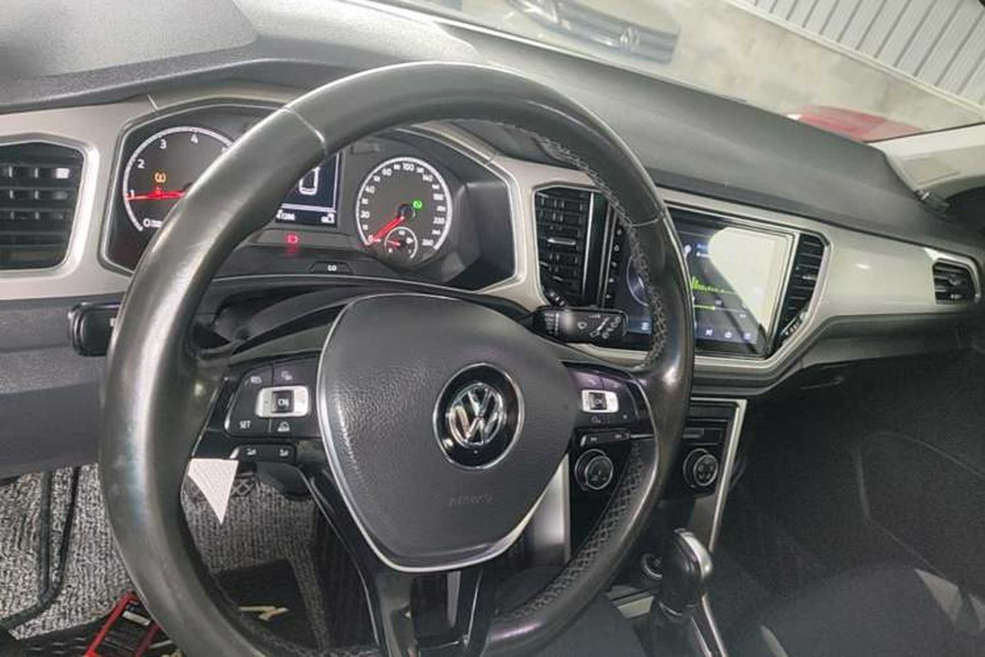 Used Volkswagen T-ROC 2018 230TSI DSG Two-Wheel Drive Advanced Version China VI Standard Center Console