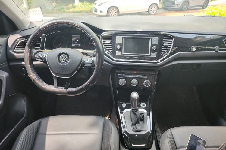Used Volkswagen T-ROC 2018 280TSI DSG Two-Wheel-Drive Comfort Version China V Standard Center Console