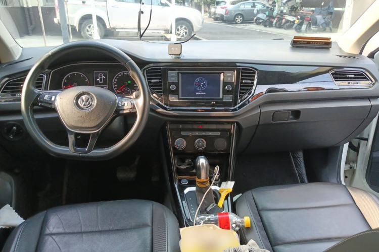 Used Volkswagen T-ROC 2018 280TSI DSG Two-Wheel Drive Luxury Version China VI Standard Center Console