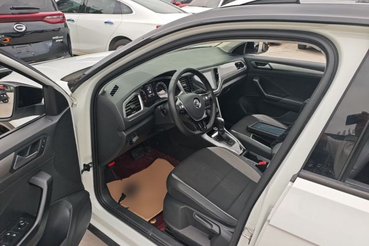 Used Volkswagen T-ROC 2018 230TSI DSG Two-Wheel Drive Advanced Version China VI Standard Driver Seat