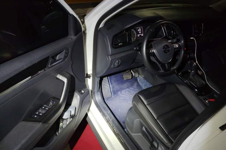 Used Volkswagen T-ROC 2018 280TSI DSG Two-Wheel Drive Comfort Version China VI Standard Driver Seat