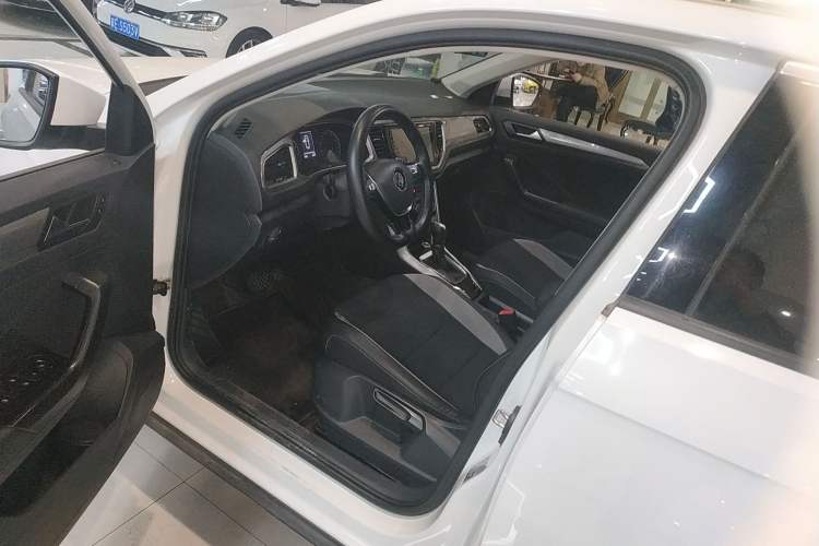 Used Volkswagen T-ROC 2018 230TSI DSG Two-Wheel Drive Advanced Version China VI Standard Driver Seat