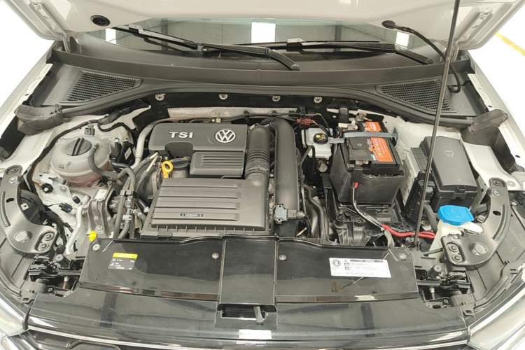 Used Volkswagen T-ROC 2018 230TSI DSG Two-Wheel Drive Fashion Edition China V Standard Engine Bay