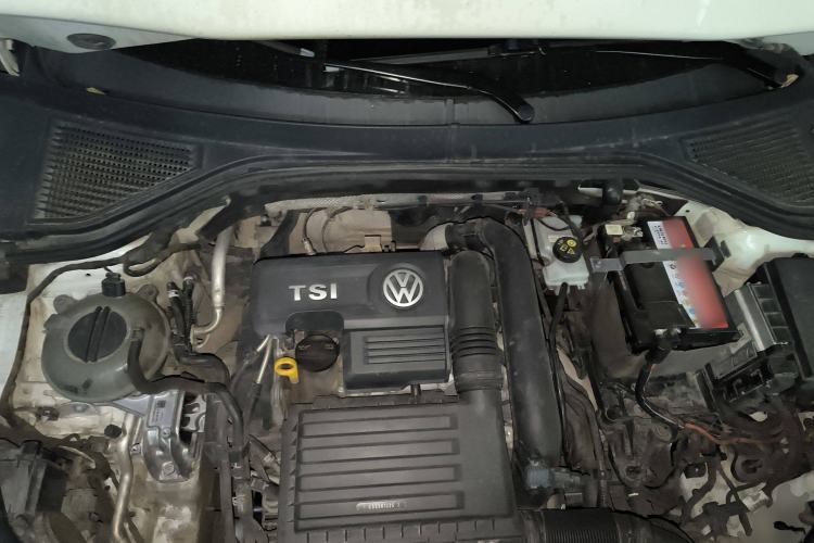 Used Volkswagen T-ROC 2018 280TSI DSG Four-Wheel Drive Luxury Version China V Emission Standard Engine Bay