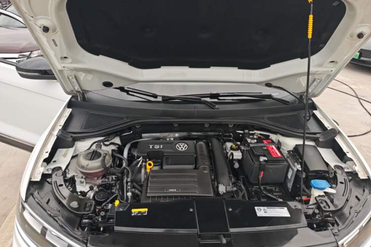 Used Volkswagen T-ROC 2018 230TSI DSG Two-Wheel Drive Advanced Version China VI Standard Engine Bay