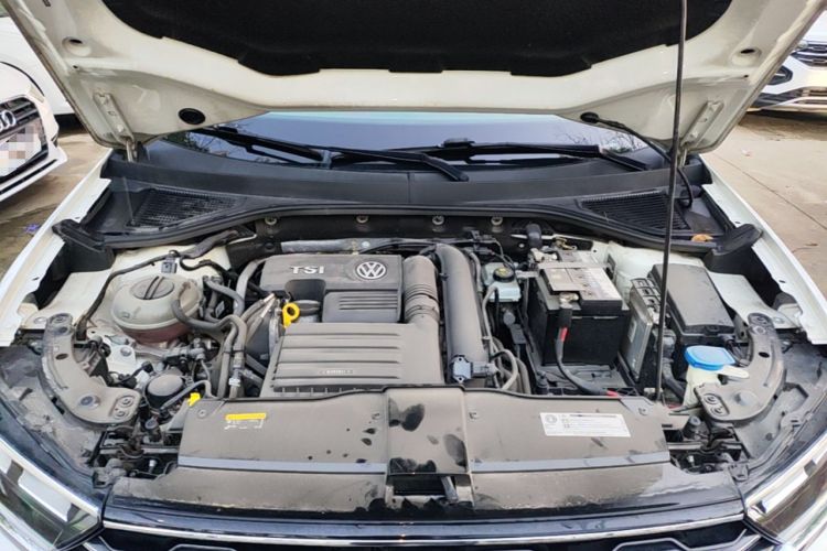 Used Volkswagen T-ROC 2018 230TSI DSG Two-Wheel Drive Advanced Version China VI Standard Engine Bay