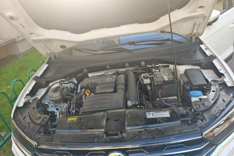 Used Volkswagen T-ROC 2018 230TSI DSG Two-Wheel Drive Advanced Version China V Standard Engine Bay