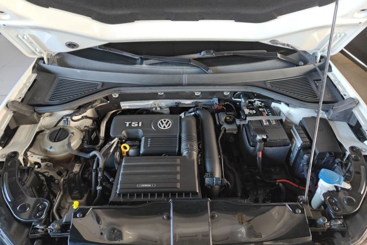 Used Volkswagen T-ROC 2018 230TSI DSG Two-Wheel Drive Advanced Version China V Standard Engine Bay
