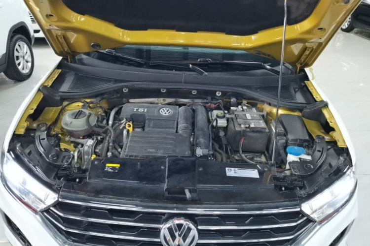 Used Volkswagen T-ROC 2018 230TSI DSG Two-Wheel Drive Advanced Version China V Standard Engine Bay