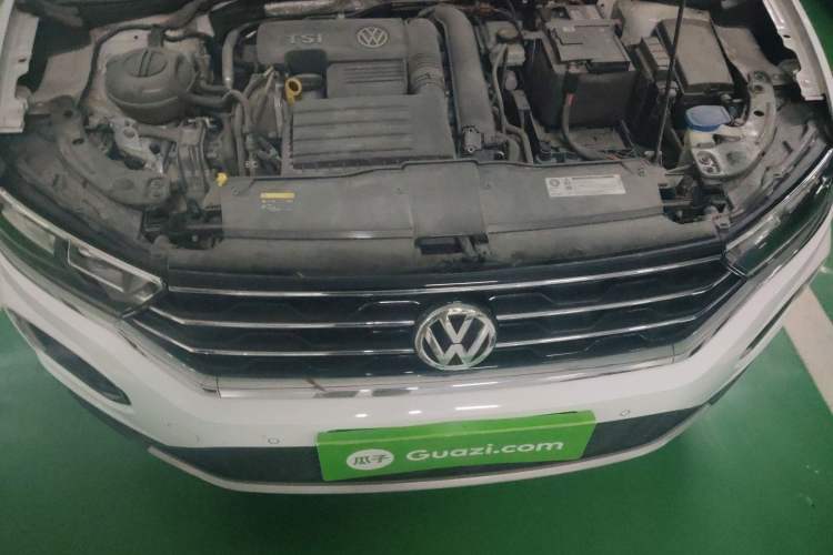 Used Volkswagen T-ROC 2018 280TSI DSG Two-Wheel-Drive Luxury Version China V Emission Standard Engine Bay