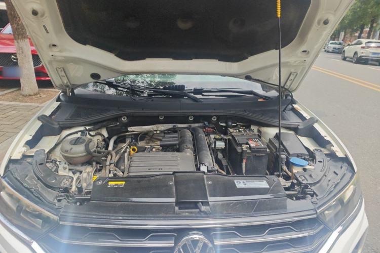 Used Volkswagen T-ROC 2018 230TSI DSG Two-Wheel Drive Advanced Version China V Standard Engine Bay