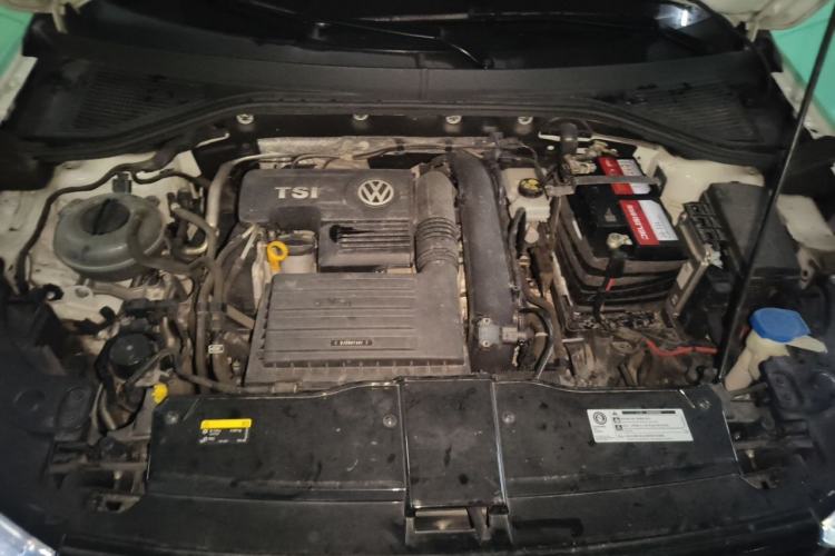 Used Volkswagen T-ROC 2018 280TSI DSG Two-Wheel Drive Luxury Version China VI Standard Engine Bay