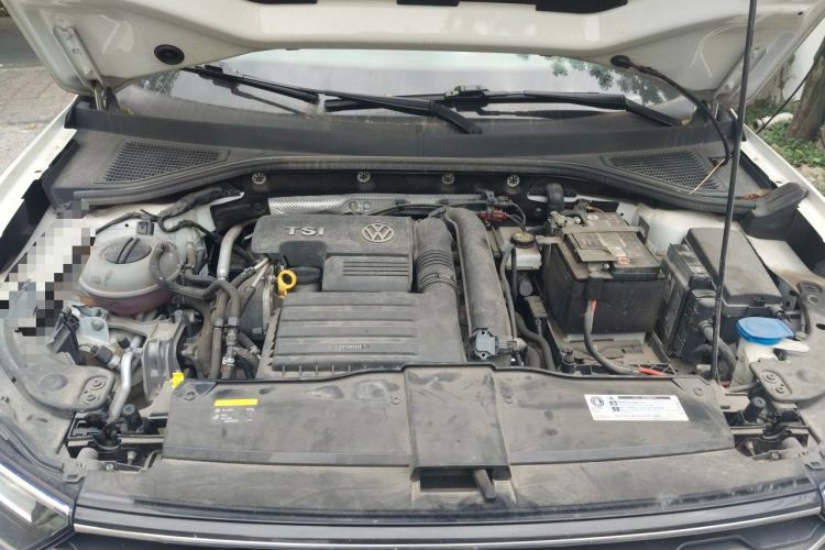 Used Volkswagen T-ROC 2018 230TSI DSG Two-Wheel Drive Advanced Version China V Standard Engine Bay
