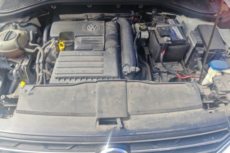 Used Volkswagen T-ROC 2018 230TSI DSG Two-Wheel Drive Advanced Version China V Standard Engine Bay