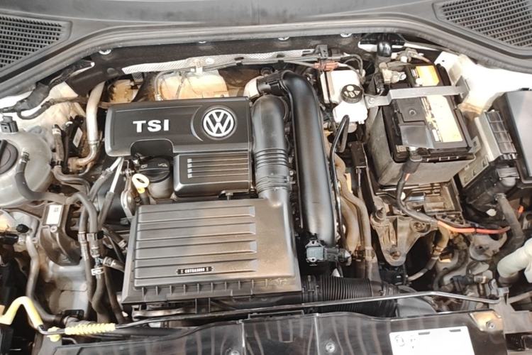 Used Volkswagen T-ROC 2018 230TSI DSG Two-Wheel Drive Advanced Version China V Standard Engine Bay