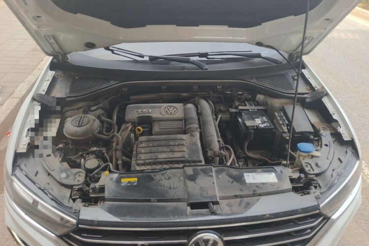 Used Volkswagen T-ROC 2018 280TSI DSG Two-Wheel Drive Luxury Version China VI Standard Engine Bay