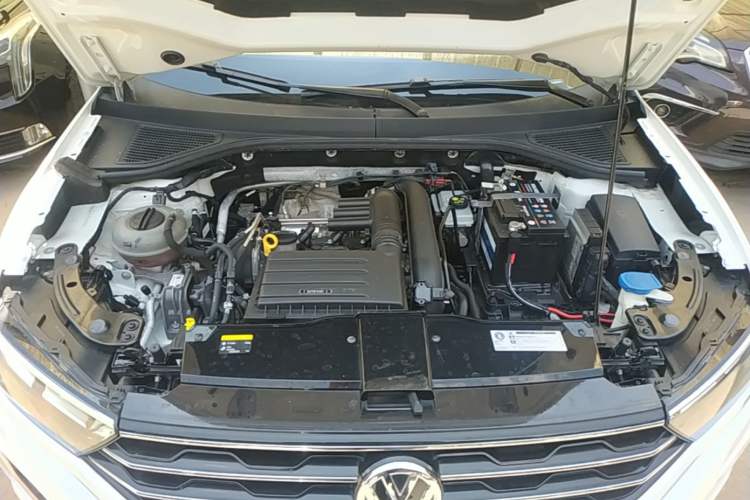 Used Volkswagen T-ROC 2018 230TSI DSG Two-Wheel Drive Advanced Version China V Standard Engine Bay
