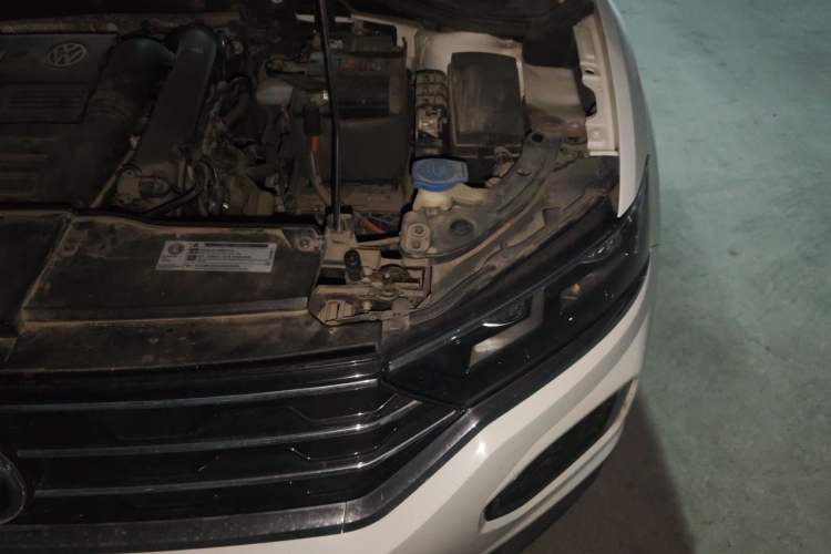 Used Volkswagen T-ROC 2018 230TSI DSG Two-Wheel Drive Advanced Version China VI Standard Engine Bay Left