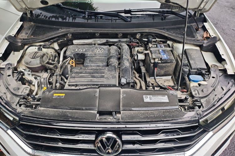 Used Volkswagen T-ROC 2018 230TSI DSG Two-Wheel Drive Advanced Version China V Standard Engine Bay