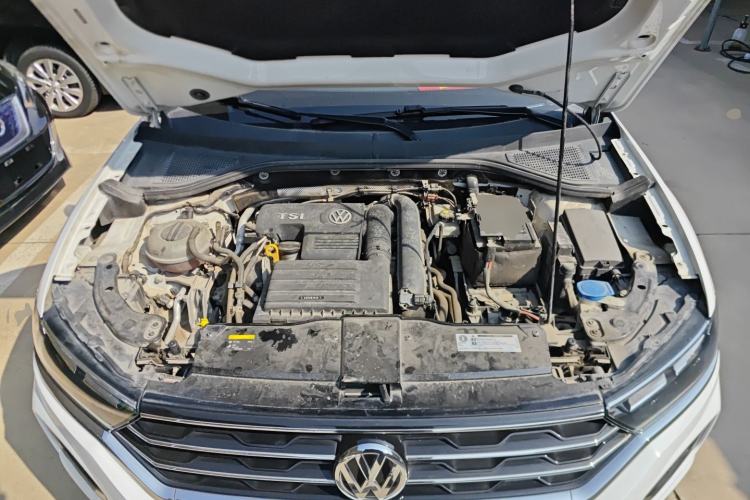 Used Volkswagen T-ROC 2018 280TSI DSG Two-Wheel Drive Advanced Version China V Emission Standard Engine Bay