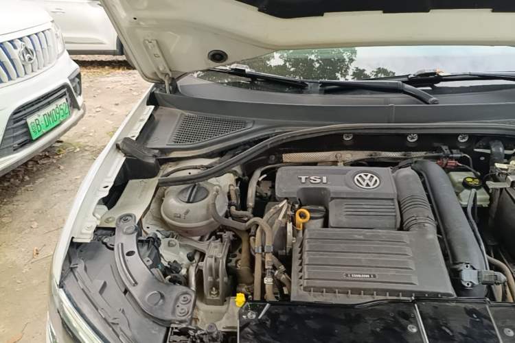 Used Volkswagen T-ROC 2018 280TSI DSG Two-Wheel Drive Advanced Version China V Emission Standard Engine Bay Right