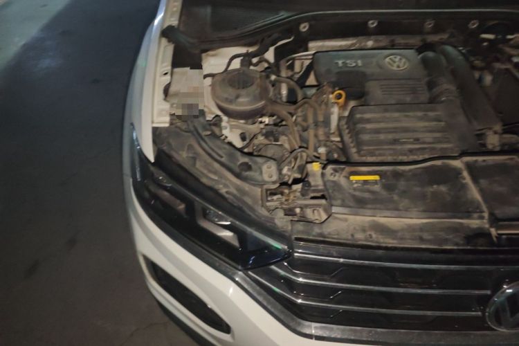 Used Volkswagen T-ROC 2018 230TSI DSG Two-Wheel Drive Advanced Version China VI Standard Engine Bay Right