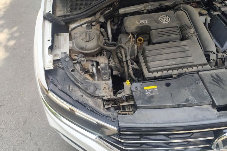 Used Volkswagen T-ROC 2018 280TSI DSG Two-Wheel Drive Advanced Version China V Emission Standard Engine Bay Right