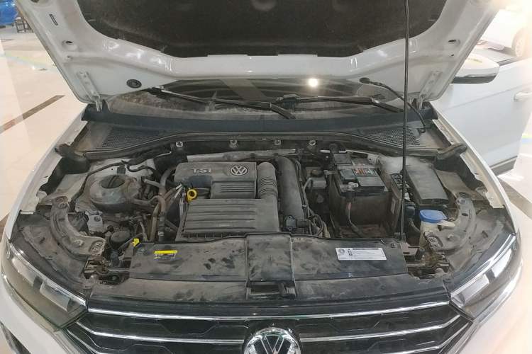 Used Volkswagen T-ROC 2018 230TSI DSG Two-Wheel Drive Advanced Version China VI Standard Engine Bay