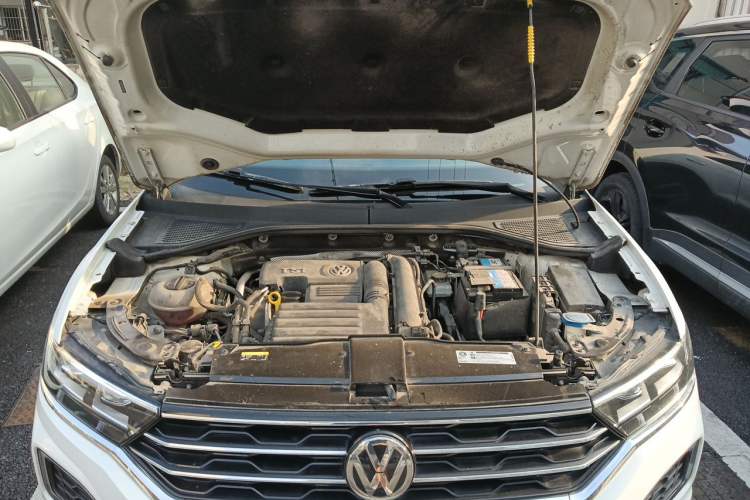 Used Volkswagen T-ROC 2018 280TSI DSG Two-Wheel Drive Luxury Version China VI Standard Engine Bay