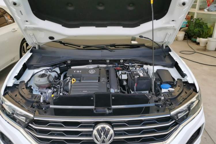 Used Volkswagen T-ROC 2018 230TSI DSG Two-Wheel Drive Advanced Version China V Standard Engine Bay