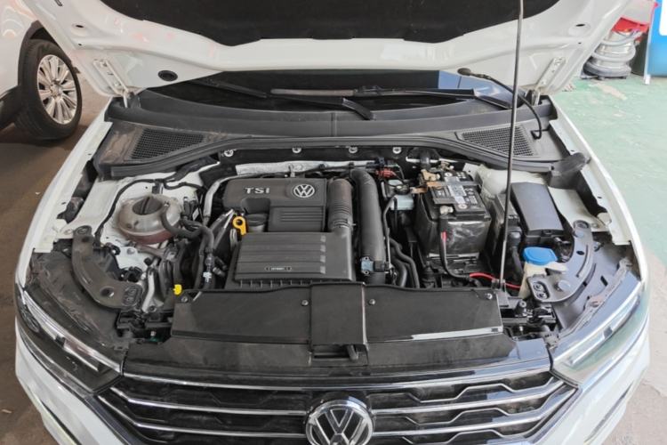 Used Volkswagen T-ROC 2018 230TSI DSG Two-Wheel Drive Advanced Version China V Standard Engine Bay
