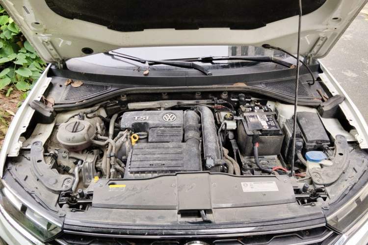 Used Volkswagen T-ROC 2018 230TSI DSG Two-Wheel Drive Advanced Version China V Standard Engine Bay