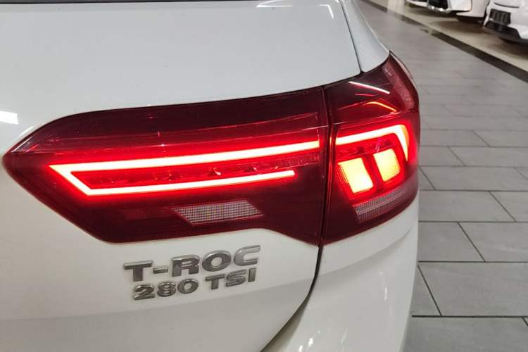 Used Volkswagen T-ROC 2018 280TSI DSG Two-Wheel-Drive Advanced Version China VI Standard Exterior 3