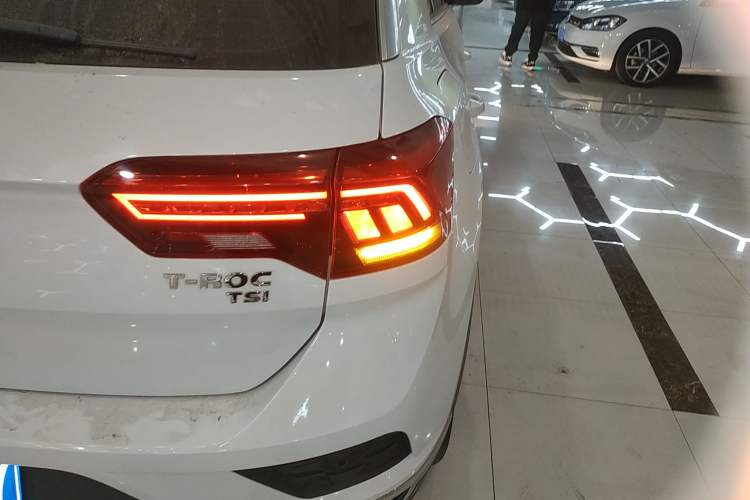 Used Volkswagen T-ROC 2018 230TSI DSG Two-Wheel Drive Advanced Version China VI Standard Exterior 3