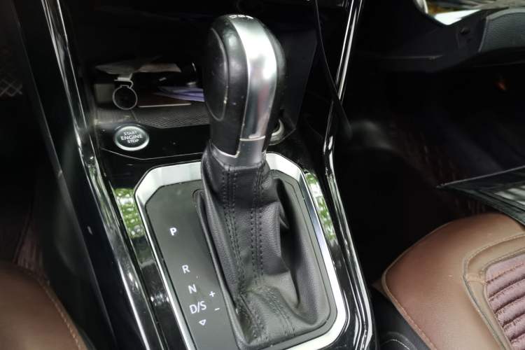 Used Volkswagen T-ROC 2018 280TSI DSG Two-Wheel-Drive Comfort Version China V Standard Gear Lever
