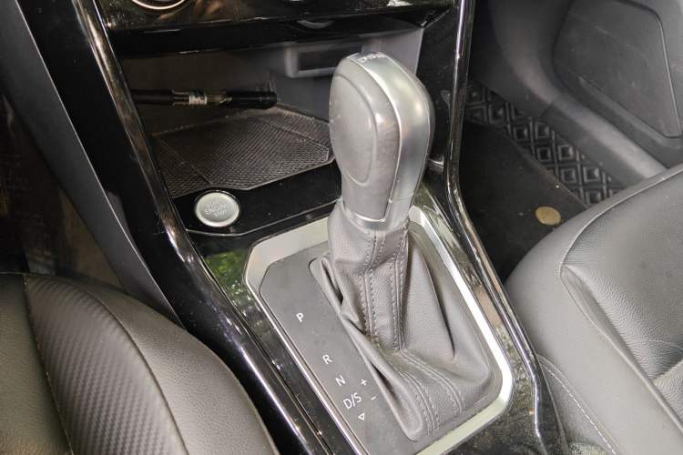 Used Volkswagen T-ROC 2018 280TSI DSG Two-Wheel-Drive Comfort Version China V Standard Gear Lever