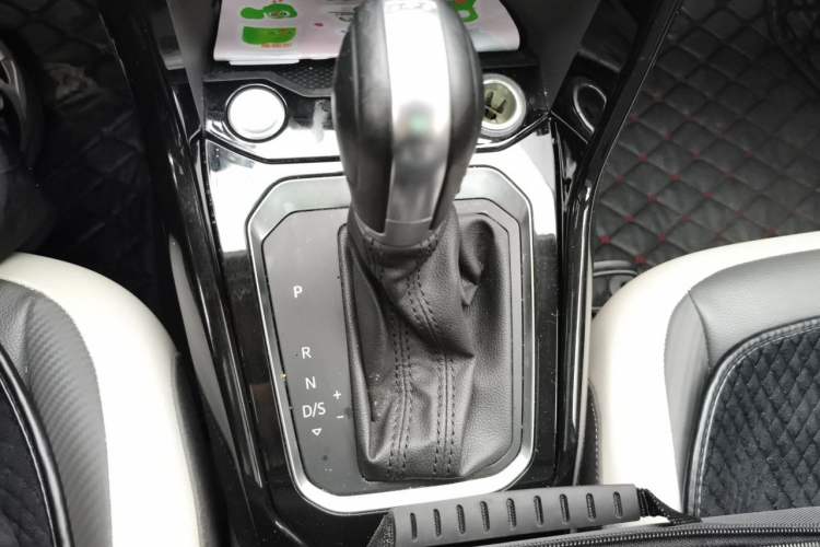 Used Volkswagen T-ROC 2018 280TSI DSG Two-Wheel-Drive Comfort Version China V Standard Gear Lever