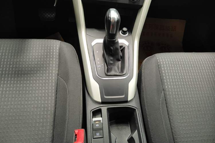 Used Volkswagen T-ROC 2018 230TSI DSG Two-Wheel Drive Fashion Edition China V Standard Gear Lever