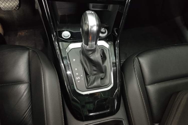 Used Volkswagen T-ROC 2018 280TSI DSG Two-Wheel-Drive Comfort Version China V Standard Gear Lever