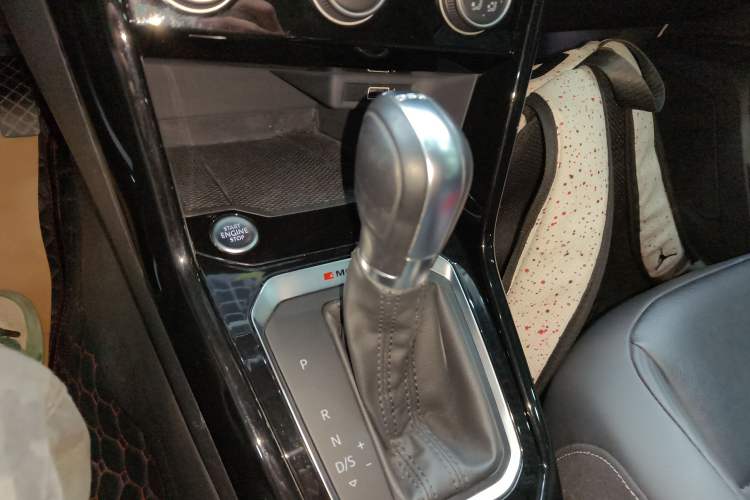 Used Volkswagen T-ROC 2018 280TSI DSG Four-Wheel Drive Comfort Version China V Standard Gear Lever