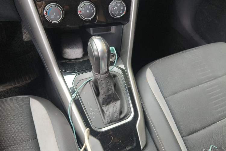 Used Volkswagen T-ROC 2018 280TSI DSG Two-Wheel-Drive Advanced Version China VI Standard Gear Lever