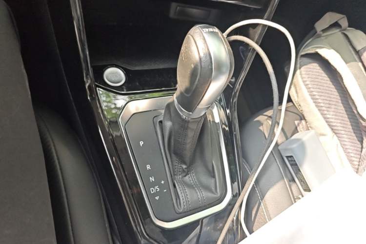 Used Volkswagen T-ROC 2018 280TSI DSG Two-Wheel-Drive Comfort Version China V Standard Gear Lever